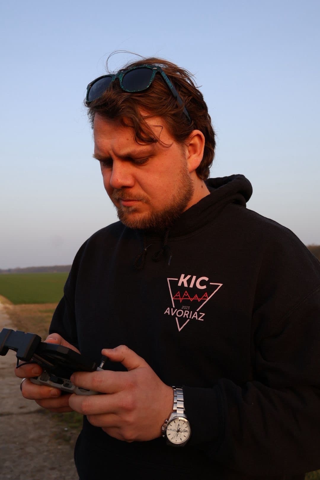 Bart Klooster met dronecontroller in het veld